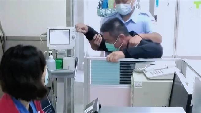 「防制医疗暴力演练」模拟1名男性患者在部东医院急诊室就医，不服诊断企图出手攻击护理师。（台东县警察局提供／萧嘉蕙台东传真）