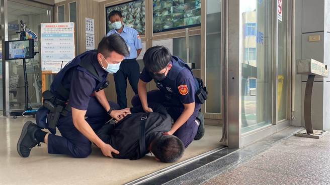 台东警分局派获报遣线上巡逻警网到场，立即压制滋事病患。（台东县警察局提供／萧嘉蕙台东传真）