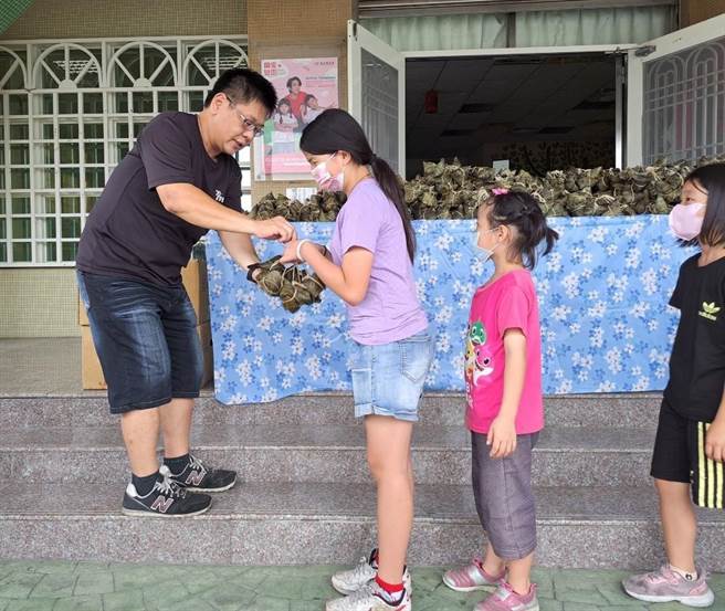 脸书社团「二林四乡镇呷透透」版主林煌凯发送爱心粽给彰化家扶小朋友。（彰化家扶提供／孙英哲彰化传真）