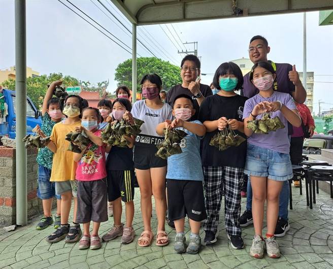 彰化家扶小朋友开心拿到爱心粽。（彰化家扶提供／孙英哲彰化传真）