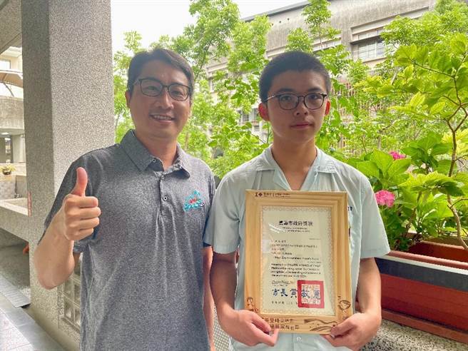 南兴国中学生邱梓翔在会考获得5A＋＋，写作测验5级分。（嘉义市政府提供／吕妍庭嘉义传真）