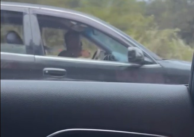 一名民眾驾车行经新店区祥和路、车子路口时，遇1辆未悬挂车牌的黑色Lexus轿车沿路恶意逼车、剪车头。（翻摄影片）