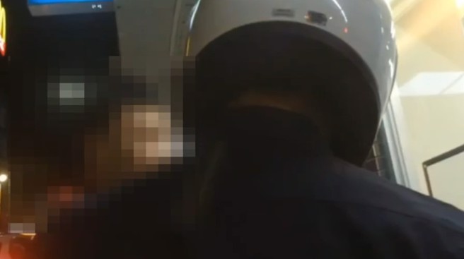 北市一名男子酒驾骑车遭盘查，他竟要求要先打电话询问律师，之后拒绝酒测。（翻摄影片）