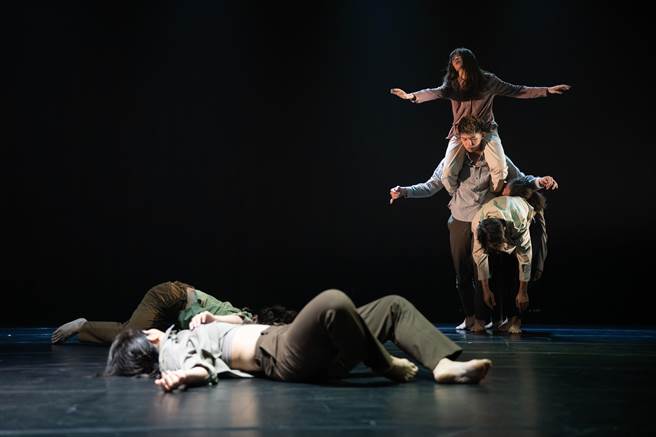 艹雨田舞蹈剧场以作品《逐流》获选代表台湾赴法国参加外亚维侬艺术节，舞团在出发前举办两场演出。（艹雨田舞蹈剧场提供／邱立雅竹县传真）