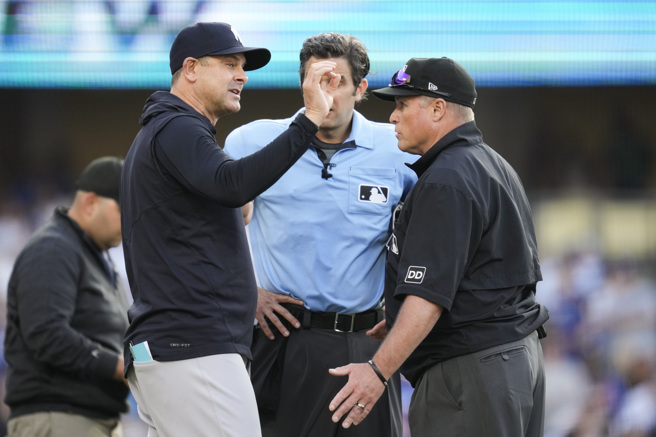 布恩（左）和裁判理论。（美联社资料照）