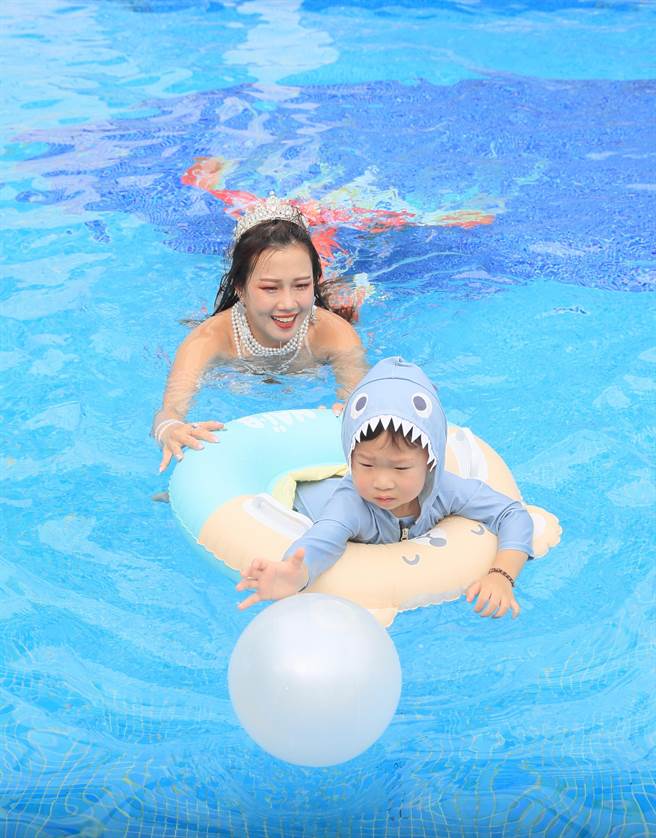 期间限定的「水中精灵的夏日魔法」，房客可近距离与美人鱼合照，美人鱼也可带着小朋友玩乐互动。（张铠乙摄）