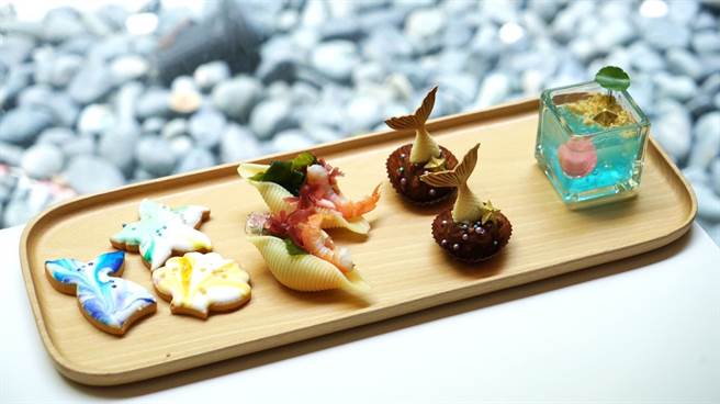 入住房客可获赠海洋主题迎宾点心，包括贝壳明太子乳酪、梦幻海洋糖霜饼乾、美人鱼生巧克力蛋糕、蓝海之心果冻，每天随机供应2款。（北投大地酒店提供）