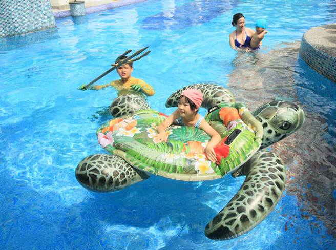 今(10)日适逢「水中精灵的夏日魔法」首度推出，不少家长带着小宝贝前来体验，大人与小孩通通玩得不亦乐乎。（张铠乙摄）