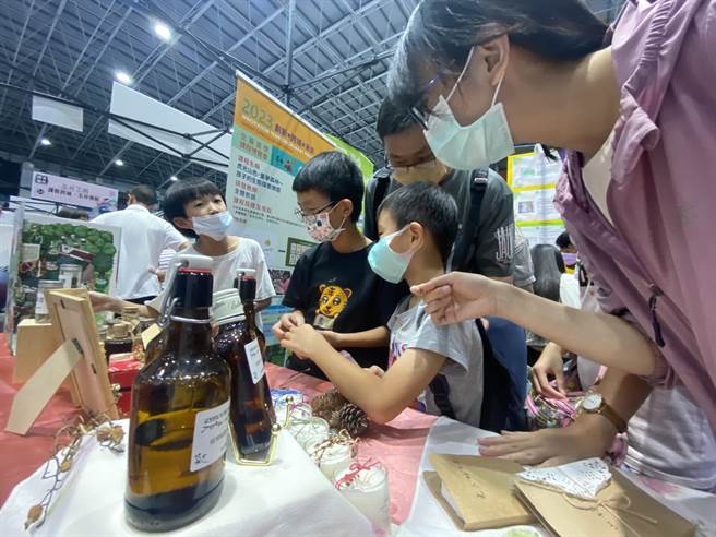 虎山实小「虎光山色、童梦森林」以气味森林为主题，带领学生手作。（曹婷婷摄）