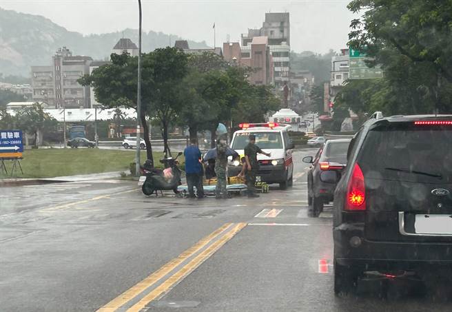 金门金湖镇市港六路口今早发生一起机车与轿车碰撞意外，女骑士受伤倒地，3名军人见义勇为撑伞照护揪感心！(图／警方提供)
