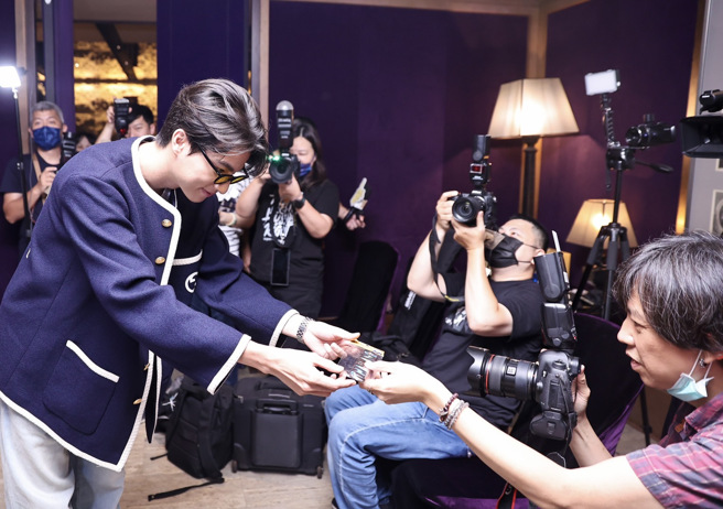 Gulf一一送上泰国带来的伴手礼给所有到场的记者们。（罗永铭摄）