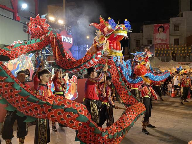 桃园市龙潭区2023神龙闹镇「夜戏神龙」晚会10日晚间热闹登场。（蔡明亘摄）