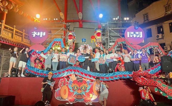 龙潭地方创生团队野菱蔓生与龙潭龙元宫连2年合作，结合商圈与社区，筹画第2届神龙闹镇地方生活祭典。（蔡明亘摄）