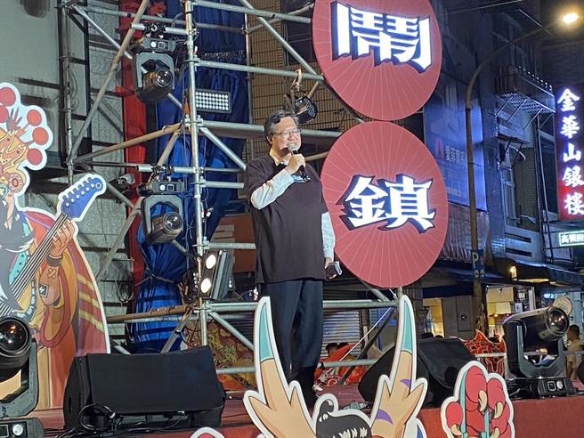 行政院副院长郑文灿10日晚间前往桃园龙潭出席神龙闹镇夜戏神龙晚会，鼓励年轻人返乡投入地方创生。（蔡明亘摄）