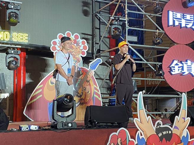 神龙闹镇总策人邱子轩（右）与野菱蔓生计画主持人张智宇（左）分享策画活动心得。（蔡明亘摄）