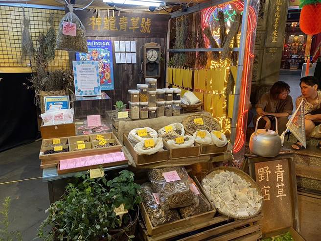 「青草野店」为庙口快闪摊，邀擅长客庄野草生活应用的捻花惹草应用所策展，分享客家聚落路边野草，奉上一杯青草饮，还能捐献香油钱求神龙镇心包。（蔡明亘摄）