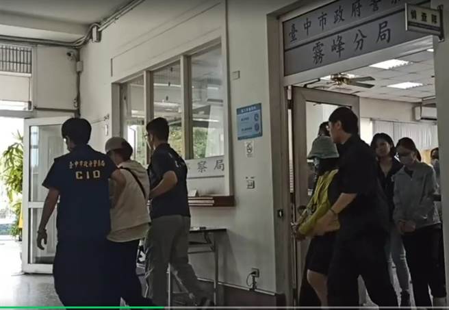 中市游女全身瘀伤惨死，检警怀疑与邪教虐殴信眾有关，检方复讯后10日声押4名信徒，法官深夜裁定收押禁见2人。（陈淑芬翻摄）