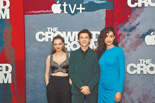亚曼达塞佛瑞（左起）、汤姆霍兰德、艾美罗素出席《拥挤的房间》纽约首映会。（AppleTV+提供）