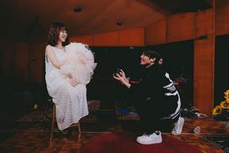 32歲創作女歌手曝婚訊 圈內男友單膝下跪求婚成功