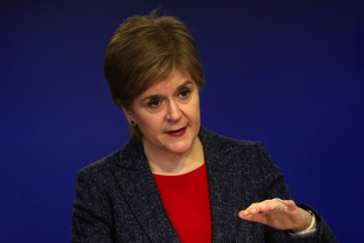 捲入黨款調查案 前蘇格蘭首席大臣施特金被捕