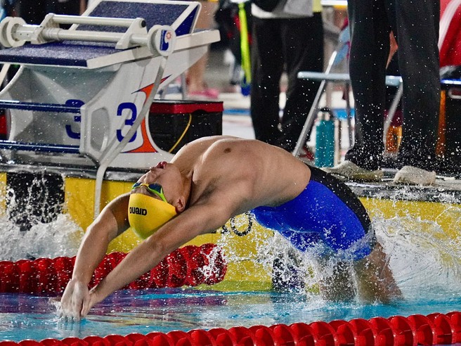 吴亮盷50仰破全国中正杯游泳锦标赛大会纪录。（中华民国游泳协会提供）