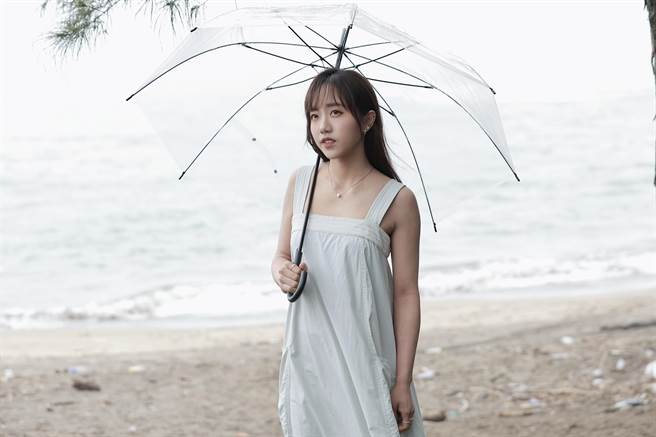 蔡佩軒近來推出新歌MV，分享自身戀愛觀。（可瑞思國際娛樂提供）