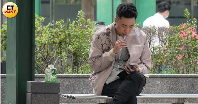 余祥铨到电视台附近的凉亭坐下来抽起电子菸。（图／本刊摄影组）