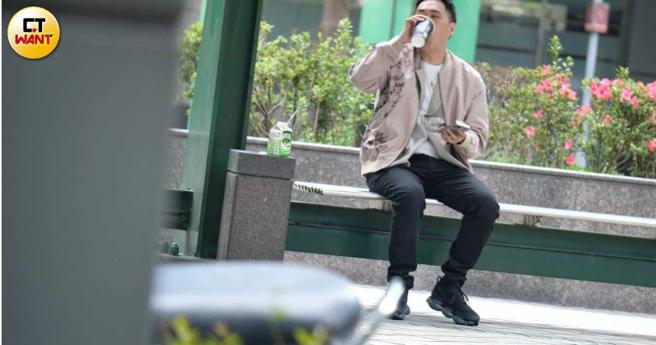 一直在滑手机的余祥铨，将咖啡一饮而尽。（图／本刊摄影组）