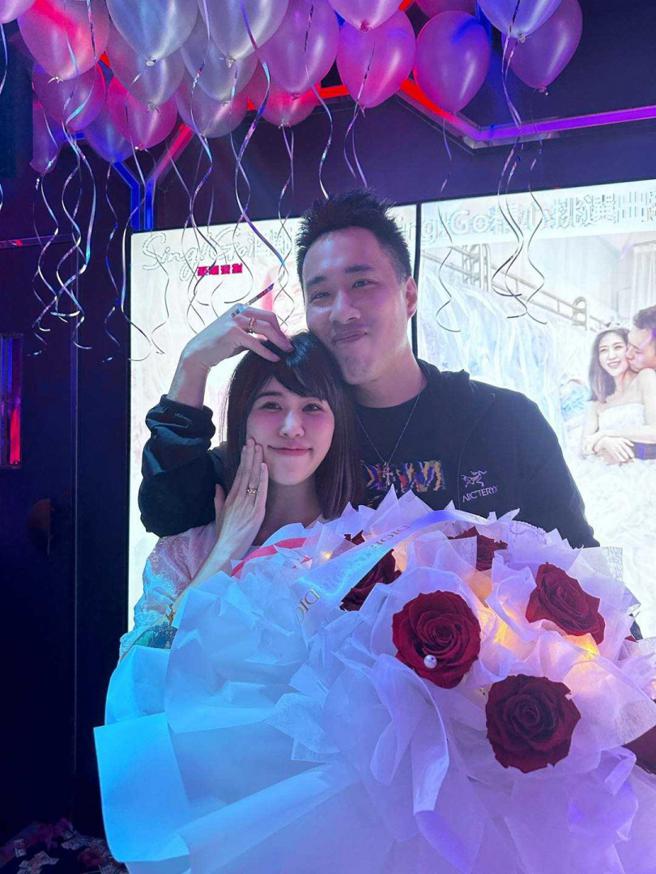 余祥铨在5月20日向未婚妻求婚，非常浪漫。（图／取自余祥铨脸书）