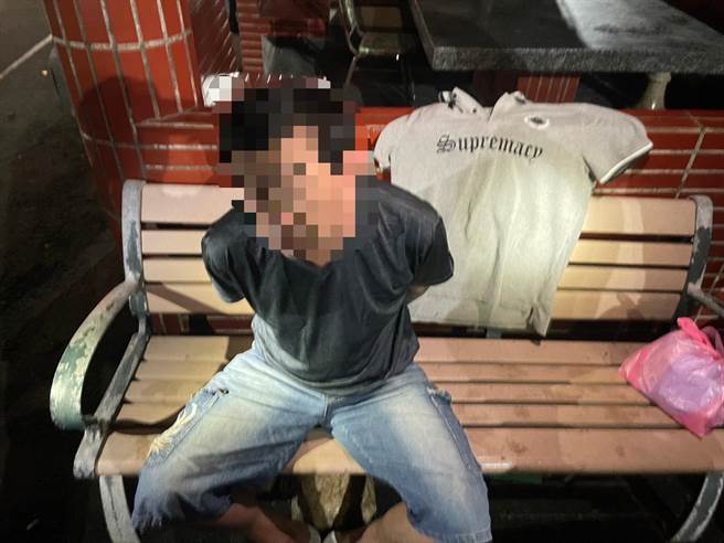 警方在林口逮捕涉嫌枪击咸粥店老板娘的周姓嫌犯。（翻摄画面）