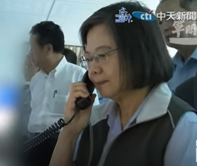 总统蔡英文罕见与侦巡女飞官战备通话，要求加强监控。(截图自中天新闻)