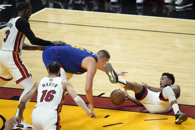 金块中锋约基奇（中）与热火球员争抢失球。（美联社资料照）