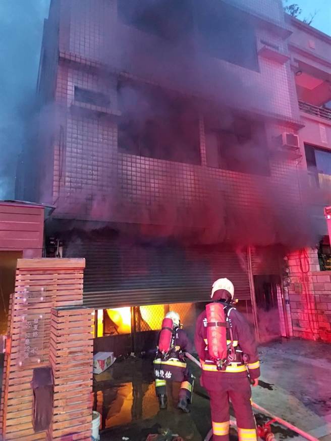 消防人員趕抵現場救災。（民眾提供／李京昇苗栗傳真）