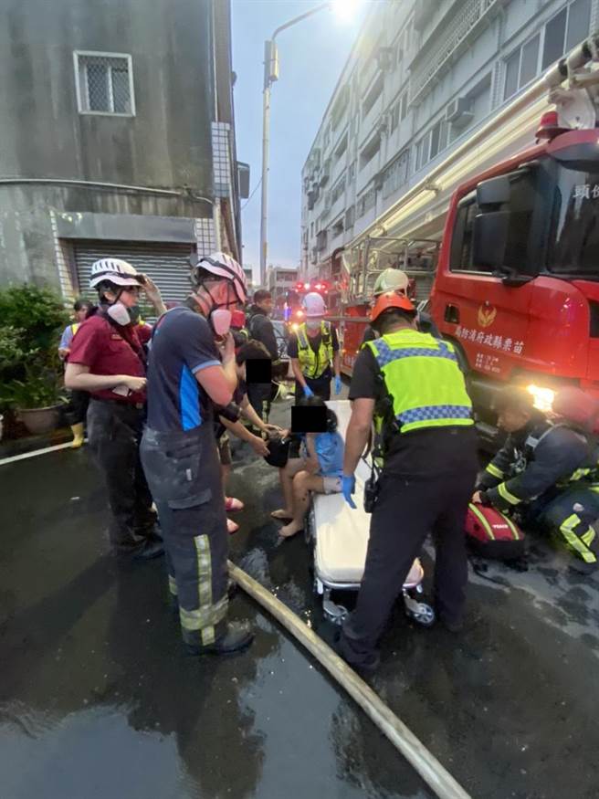 消防人員救出受困女童。（民眾提供／李京昇苗栗傳真）