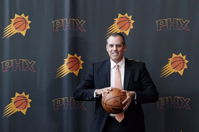 太阳才刚官宣佛格成为新任总教练。(美联社资料照)