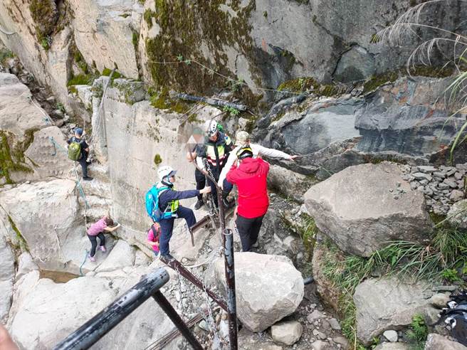嘉县消防局会同警方、嘉义林管处人员共9人前往，协助登山客通过大崩塌处。（嘉县消防局提供∕吕妍庭嘉义传真）