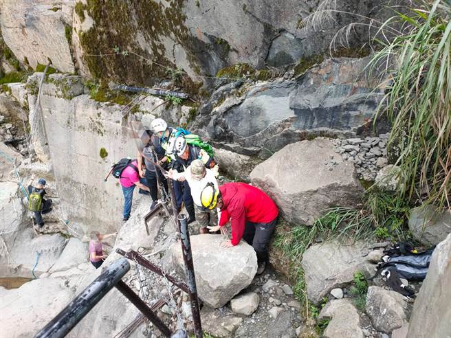 嘉县消防局会同警方、嘉义林管处人员共9人前往，协助登山客通过大崩塌处。（嘉县消防局提供∕吕妍庭嘉义传真）