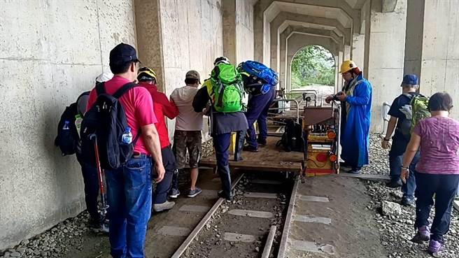 嘉县消防局会同警方、嘉义林管处人员共9人前往，协助登山客通过大崩塌处。（嘉县消防局提供∕吕妍庭嘉义传真）