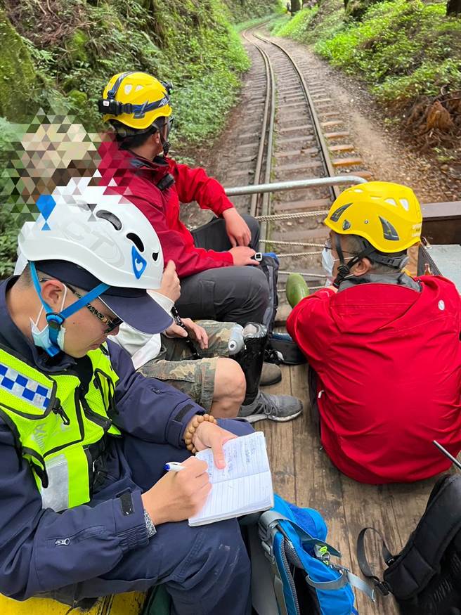 因登山客表示不需送医，最后搭林务局台车离开现场。（嘉县消防局提供∕吕妍庭嘉义传真）