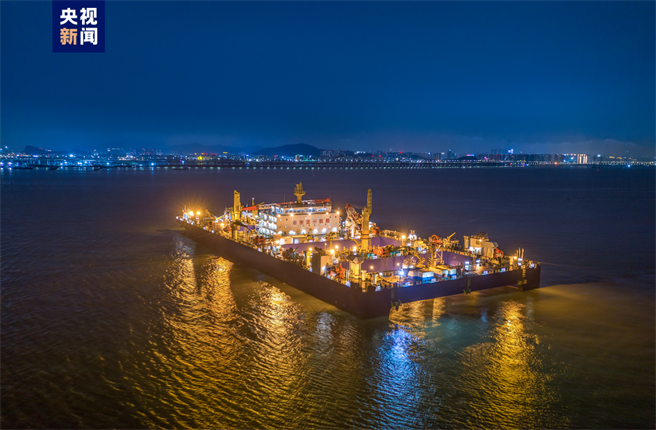 歷时5年工程，大陆粤港澳大湾区核心交通枢纽工程「深中通道」今早实现海底合龙。（翻摄自央视新闻）