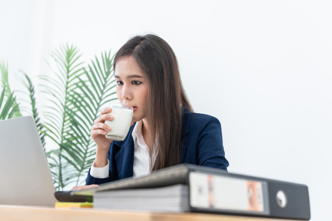 女子上班时突感到精神恍惚、口齿不清，最后全身无力跪在地上，陈姓男同事跳出来称帮忙送回家，女子復原后调监视器，发现原来是陈男偷偷下药。（示意图/shutterstock）