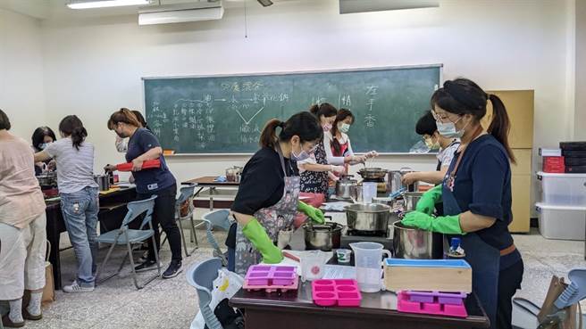 新竹县双溪国小学习中心推出芳疗课程。（教育部提供／林志成台北传真）