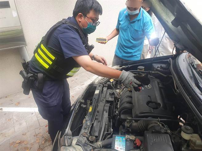 中市民眾发现车内引擎室里躲1只小黑猫，警员细心营救脱困。（警方提供／陈淑芬台中传真）