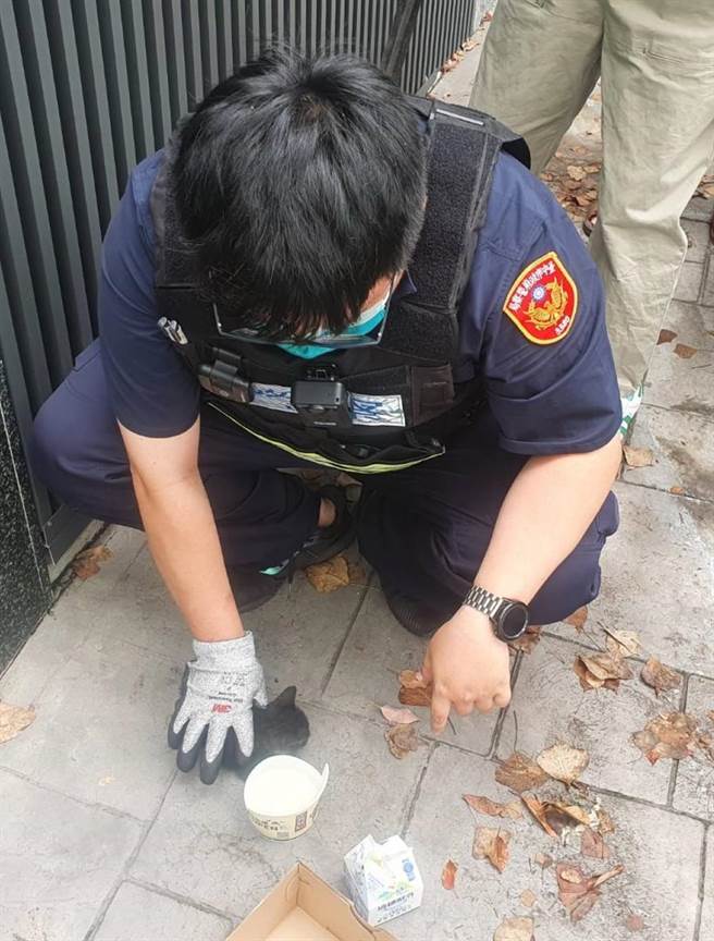 中市民眾发现车内引擎室里躲1只小黑猫，幸有警员细心营救，脱困小猫磨蹭救命恩人撒娇，萌翻眾人。（警方提供／陈淑芬台中传真）