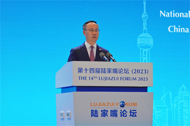 6月8日，大陸金融監管總局黨委書記、局長李雲澤在第14屆陸家嘴論壇上發表開幕致詞及主題演講。（翻攝自大陸國家金融監管總局）