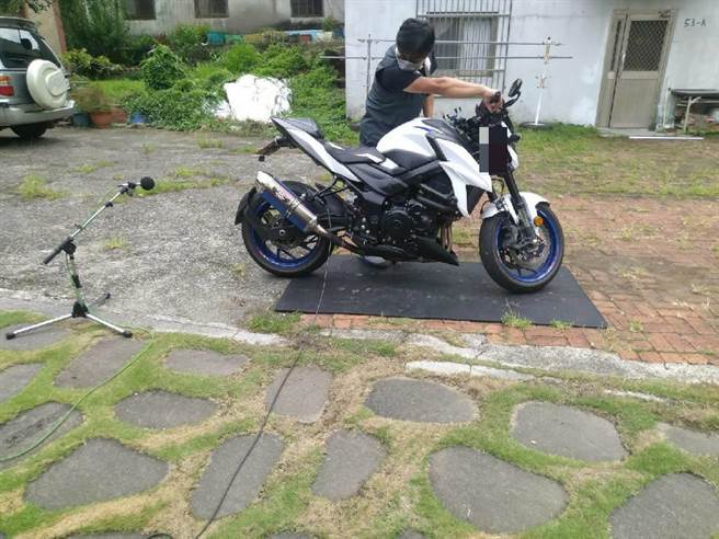 东势警分局10日会同中市府环保局、台中区监理站等单位联合稽查，组」，执行违规改装排气管及违反噪音管制法案件稽查工作。（东势警分局提供／潘虹恩台中传真）