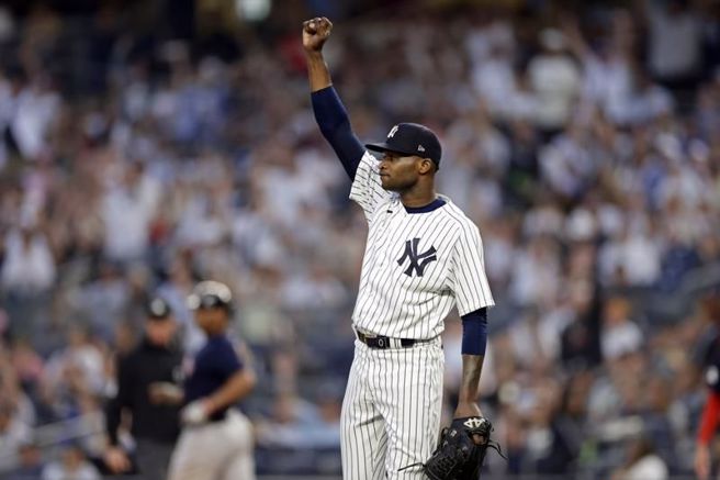 洋基先发投手赫曼为队友的接杀美技喝采。（美联社）