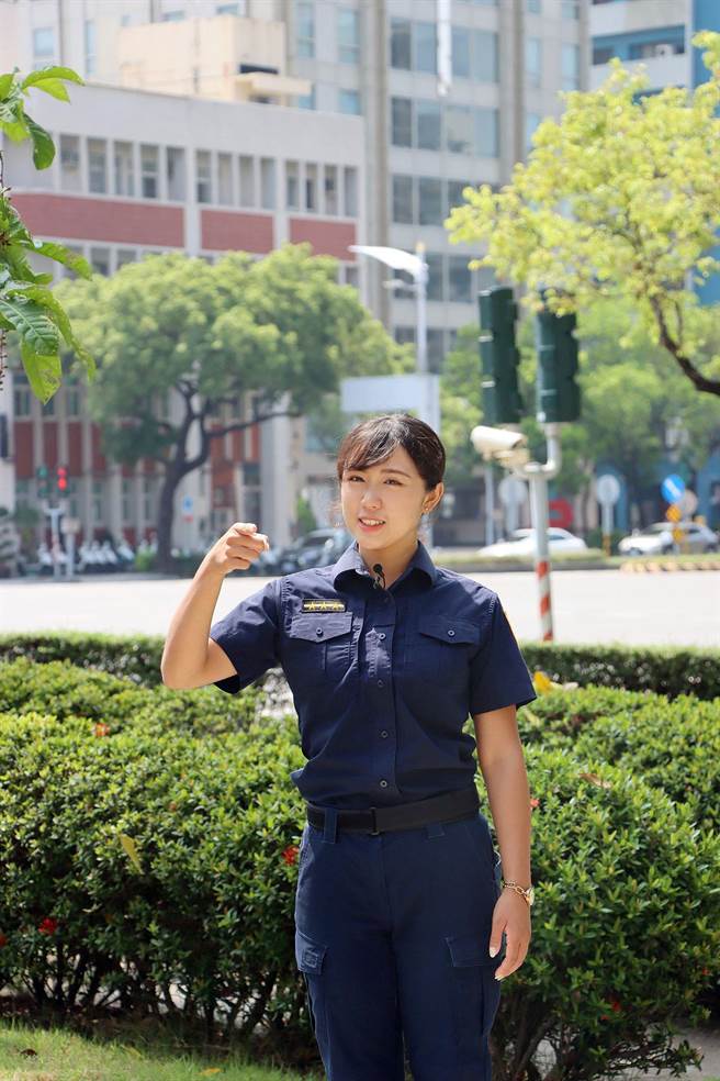 為了強化行人安全通行觀念，以降低交通事故發生，高市府特別邀請在IG有飛天小女警稱號的「小貝」蔡玉貝拍攝交通安全宣導短片。（高市府新聞局提供／洪浩軒高雄傳真）