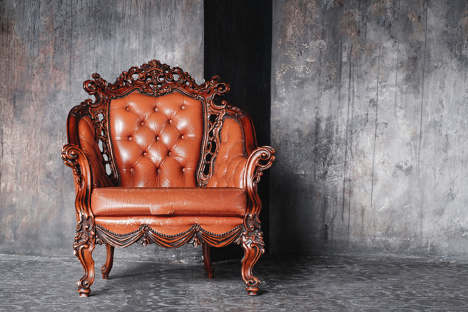 男子花费50美元（约1534元台币）买下二手破椅，最后在苏富比拍卖会上以8.5万美元（约261万元台币）拍出。（示意图／shutterstock）