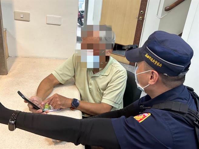 高雄老翁险入诈骗圈套，所幸遇到警方劝阻。（翻摄照片／崔正纲高雄传真）
